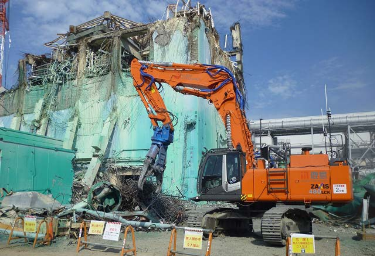 Trabajos de demolición y retirada de escombros en el reactor U3